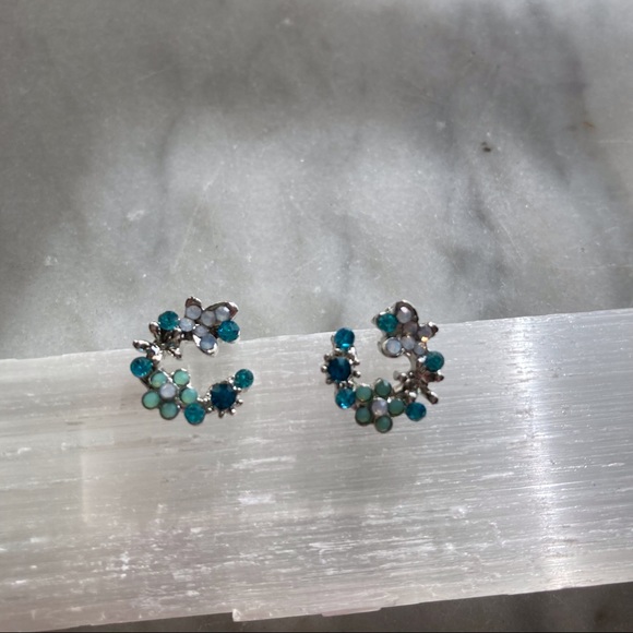 Petite Multi Color Crystal Flowers Blue Stud Earrings NEW - Picture 4 of 10